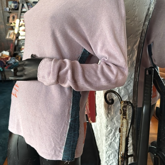 Light pink sweater with denim stripe and French graffiti - Picture 2 of 7